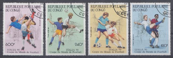 Футбол. Республика Конго 1990 год. ЧМ по футболу Италия -90. Футбол борьба за мяч.